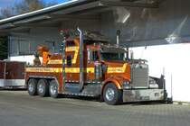 Der geilste Abschleppwagen den ich kenne! - Kenworth W 900, 27 to, der Fa. Klekamp in Hasbergen hat nach meiner Feststellung eine andere Lackierung erhalten. Als ich das Fahrzeug 2008 fotografierte, war er noch komplett goldfarben lackiert. Das neue Outfit hier am 19.04.2016 steht ihm aber auch sehr gut! 