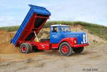 Ein Scania Vabis 76 entlädt den Kipper in Lutzhorn im September 2008.