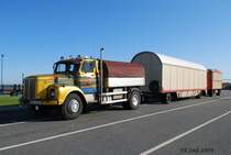 Ein Scania Super 110 wartet im Oktober 2009 auf die Fähre nach Föhr.