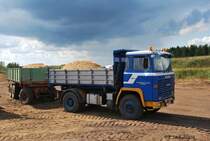 Ein Scania Super 140-Kippzug in Lutzhorn im August 2009.