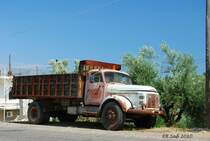 Ein Volvo N 88-Kipper auf dem Peleponnes im Juni 2010.