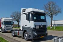 . Dieser neue Mercedes Benz Actros Zugmachine stand am 20.04.2016 am Straenrand.