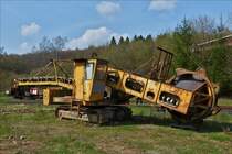. Dieser Weserhütte SR 25 Schauffelradbagger mit Raupenantrieb, steht nahe einem Parkplatz abgestellt.  April 2016