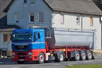 . MAN Kippersattelzug, gesehen am 09.04.2016.