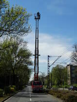 BF Frankfurt am Main Mercedes Benz Reserve DLK 23/12 ausgefahren am 21.04.16 in Frankfurt Eckenheim von einen Gehweg aus fotografiert