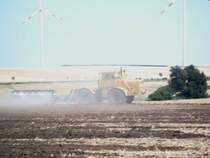 K700 mit 7Schar Streifenpflug beim Wettpfl�gen gegen den Dampfpflug in Rottelsdorf 2003