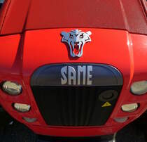 SAME, Logo und Schriftzug am Khler eines modernen Allradschleppers, das italienische Unternehmen wurde 1942 gegrndet, April 2016