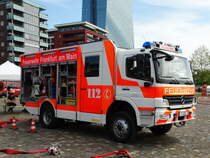 Feuerwehr Frankfurt am Main (Stadtteil Rödelheim) Mercedes Benz Atgeo LF20 am 30.04.16 am Mainufer. Diese Fahrzeuge waren bis 2013 noch bei der BF Frankfurt 