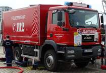 Feuerwehr Frankfurt MAN TGM GW-L1 am 30.04.16 am Mainufer