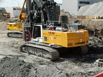 LIEBHERR LB 36 Großdrehbohrer am 30.04.16 auf einer Baustelle in Frankfurt am Main durch den Bauzaun fotografiert