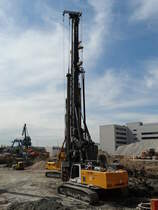 LIEBHERR LB 36 Großdrehbohrer am 30.04.16 auf einer Baustelle in Frankfurt am Main durch den Bauzaun fotografiert