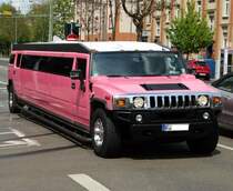 Eine pinke HUMMER StretchLimousinene am 30.04.16 in Frankfurt 