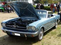 Ein Ford Mustang Cabrio bei einen US Car/Oldtimer Treffen am 01.05.16 in Frankfurt am Main Bergen Enkheim