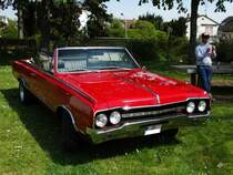 Ein Oldsmobile CUTLASS 442 Convertible einen US Car/Oldtimer Treffen am 01.05.16 in Frankfurt am Main Bergen Enkheim