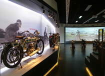 NSU-Museum, Blick in einen Ausstellungsraum mit gro�er Videoleinwand, Sept.2014