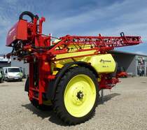 Kverneland Ikarus S38, Pflanzenschutzspritze mit 28m Arbeitsbreite, hier in Transportstellung, April 2016