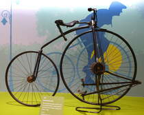 Sicherheitsrad von 1885, ber Hebelarmpedale angetriebenes Vorderrad mit Freilauf, NSU-Museum, Sept.2014