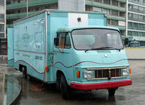 MERCEDES: Am 13. Mai 2016 in der Solothurner Vorstadt unterwegs war mit der  GRÜNEN FEE  ein sehr selten gewordener Mercedes Lieferwagen mit drei Achsen.
Foto: Walter Ruetsch