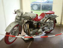 Opel Motoclub SS-Supersport. 1928 - 1930. Die nur im Farbton silber/rot lieferbare Motoclub SS-Supersport wird von einem stehend montierten 1-Zylinderviertaktmotor angetrieben. Dieser leistet aus 496 cm³ Hubraum 22 PS. Opel GT-Europatreffen am 15.05.2016 in Kirchhellen.