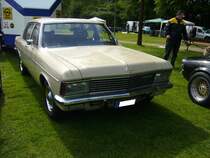 Opel Admiral B. 1969 - 1977. Der Admiral war das mittlere Modell der KAD Baureihe. Den Antrieb besorgt ein 6-Zylinderreihenmotor mit 2874 cm³ Hubraum. Es gab zwei Motorvarianten mit Vergasermotor, die je nach Vergaserbestückung 132 PS oder 1455 PS leisten. Die Motorversion mit Bosch-Einspritzpumpe leistet sogar 165 PS. Der abgelichtete Admiral war Zaungast beim Opel GT-Europatreffen am 15.05.2016 in Kirchhellen.