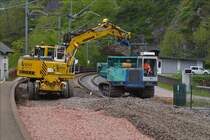 . Zweiweggebagger Liebherr 900, beldt einen IHI iC 100 Raupendumper mit Schotter. 15.05.2016  