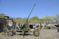 Fliegerabwehrkanone im Fort Zachodne (Westfort) in Świnoujście (Swinemünde). Aufnahme: 6. Mai 2016.