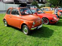 FIAT-500, hat sich zu einer Oldtimerveranstaltung eingefunden; 160515