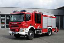 	
Hilfeleistungslöschgruppenfahrzeug (HLF 20) der Freiwilligen Feuerwehr Viersen (Hauptwache Viersen), auf Basis eines Scania P 360 mit einem feuerwehrtechnischen Auf- und Ausbau durch die Firma Albert Ziegler GmbH.

Technische Daten:

Fahrgestell: Scania P 360
Motorleistung: 265 kW / 360 PS
Hubraum: 8.867 cm³
Getriebe: Automatikgetriebe
Aufbau: Albert Ziegler GmbH

Ausstattung u.a.:

Feuerlöschkreiselpumpe Ziegler FPN 10-2000 (2.000 l/min bei 10 bar)
2.000 Liter Löschwasser
200 Liter Schaummittel
Schnellangriff, formstabil
Schlauchmaterial
wasserführende Armaturen
hydraulisches Rettungsgerät
weiteres Abstützmaterial
Sprungtuch
Verschiedenes Absperr Material
Verschiedene Absperreleuchten
Scheinwerfer
pneumatischer Lichtmast mit 6 LED-Scheinwerfern
4 Atemschutzgeräte, davon zwei in der Kabine
Schiebleiter, dreiteilig
Steckleiter, vierteilig
Überdruck Lüfter
Stromaggregat
Verschiedene Rettungsmittel
Verschiedene Schlauch Material (C und B Schläuche)
Kübel Spritze
Feuerlöscher
Danke an die Feuerwehr Viersen für den spontanen Fototermin.
Zwecks Fototermin in Viersen am 14.05.16 aufgenommen