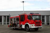 Hilfeleistungslöschgruppenfahrzeug (HLF 20) der Freiwilligen Feuerwehr Viersen (Hauptwache Viersen), auf Basis eines Scania P 360 mit einem feuerwehrtechnischen Auf- und Ausbau durch die Firma Albert Ziegler GmbH.

Technische Daten:

Fahrgestell: Scania P 360
Motorleistung: 265 kW / 360 PS
Hubraum: 8.867 cm³
Getriebe: Automatikgetriebe
Aufbau: Albert Ziegler GmbH

Ausstattung u.a.:

Feuerlöschkreiselpumpe Ziegler FPN 10-2000 (2.000 l/min bei 10 bar)
2.000 Liter Löschwasser
200 Liter Schaummittel
Schnellangriff, formstabil
Schlauchmaterial
wasserführende Armaturen
hydraulisches Rettungsgerät
weiteres Abstützmaterial
Sprungtuch
Verschiedenes Absperr Material
Verschiedene Absperreleuchten
Scheinwerfer
pneumatischer Lichtmast mit 6 LED-Scheinwerfern
4 Atemschutzgeräte, davon zwei in der Kabine
Schiebleiter, dreiteilig
Steckleiter, vierteilig
Überdruck Lüfter
Stromaggregat
Verschiedene Rettungsmittel
Verschiedene Schlauch Material (C und B Schläuche)
Kübel Spritze
Feuerlöscher
Danke an die Feuerwehr Viersen für den spontanen Fototermin.
Zwecks Fototermin in Viersen am 14.05.16 aufgenommen