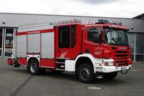 Hilfeleistungslöschgruppenfahrzeug (HLF 20) der Freiwilligen Feuerwehr Viersen (Hauptwache Viersen), auf Basis eines Scania P 360 mit einem feuerwehrtechnischen Auf- und Ausbau durch die Firma Albert Ziegler GmbH.

Technische Daten:

Fahrgestell: Scania P 360
Motorleistung: 265 kW / 360 PS
Hubraum: 8.867 cm³
Getriebe: Automatikgetriebe
Aufbau: Albert Ziegler GmbH

Ausstattung u.a.:

Feuerlöschkreiselpumpe Ziegler FPN 10-2000 (2.000 l/min bei 10 bar)
2.000 Liter Löschwasser
200 Liter Schaummittel
Schnellangriff, formstabil
Schlauchmaterial
wasserführende Armaturen
hydraulisches Rettungsgerät
weiteres Abstützmaterial
Sprungtuch
Verschiedenes Absperr Material
Verschiedene Absperreleuchten
Scheinwerfer
pneumatischer Lichtmast mit 6 LED-Scheinwerfern
4 Atemschutzgeräte, davon zwei in der Kabine
Schiebleiter, dreiteilig
Steckleiter, vierteilig
Überdruck Lüfter
Stromaggregat
Verschiedene Rettungsmittel
Verschiedene Schlauch Material (C und B Schläuche)
Kübel Spritze
Feuerlöscher
Danke an die Feuerwehr Viersen für den spontanen Fototermin.
Zwecks Fototermin in Viersen am 14.05.16 aufgenommen