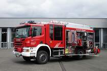 Hilfeleistungslöschgruppenfahrzeug (HLF 20) der Freiwilligen Feuerwehr Viersen (Hauptwache Viersen), auf Basis eines Scania P 360 mit einem feuerwehrtechnischen Auf- und Ausbau durch die Firma Albert Ziegler GmbH.

Technische Daten:

Fahrgestell: Scania P 360
Motorleistung: 265 kW / 360 PS
Hubraum: 8.867 cm³
Getriebe: Automatikgetriebe
Aufbau: Albert Ziegler GmbH

Ausstattung u.a.:

Feuerlöschkreiselpumpe Ziegler FPN 10-2000 (2.000 l/min bei 10 bar)
2.000 Liter Löschwasser
200 Liter Schaummittel
Schnellangriff, formstabil
Schlauchmaterial
wasserführende Armaturen
hydraulisches Rettungsgerät
weiteres Abstützmaterial
Sprungtuch
Verschiedenes Absperr Material
Verschiedene Absperreleuchten
Scheinwerfer
pneumatischer Lichtmast mit 6 LED-Scheinwerfern
4 Atemschutzgeräte, davon zwei in der Kabine
Schiebleiter, dreiteilig
Steckleiter, vierteilig
Überdruck Lüfter
Stromaggregat
Verschiedene Rettungsmittel
Verschiedene Schlauch Material (C und B Schläuche)
Kübel Spritze
Feuerlöscher
Danke an die Feuerwehr Viersen für den spontanen Fototermin.
Zwecks Fototermin in Viersen am 14.05.16 aufgenommen