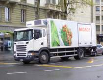 Scania G370 Kühllaster unterwegs in der Stadt Fribourg am 10.05.2016