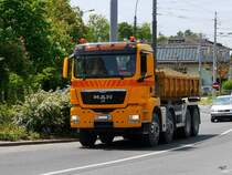 Volvo mit Schuttcontainer unterwegs in der Stadt Lausanne am 10.05.2016