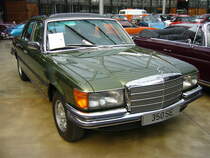 Mercedes Benz W116. 1972 - 1980. Während seiner neunjährigen Produktionszeit lief der W116 fast 475000 mal im Werk Sindelfingen vom Band. Hier wurde ein 350SE abgelichtet. Der 
V8-motor mit 3499 cm³ Hubraum leistet, je nach Baujahr zwischen 195 PS und 205 PS. Bei diesem Modell aus dem Jahr 1978 beträgt die Motorleistung 205 PS. Classic Remise Düsseldorf am 16.05.2016.