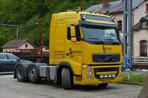 . Volvo FH 460 Schwerlastzugmachine steht nahe der Bahnbaustelle in Kautenbach.  16.05.2016