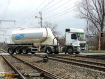 ACTROS 1644 quert mit Siloauflieger einen Bahnübergang entlang der Ostbahn; 160303