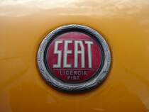 Firmenlogo auf der Motorhaube eines Seat 124 Sport aufgenommen am 17.04.2016