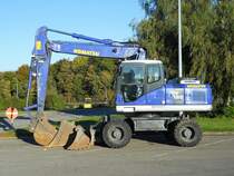 Komatsu PW 180-7 am 10.10.2010 auf einem Parkplatz in der Nähe von Findel (Lux.)