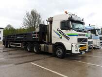 VOLVO 520-FH wartet mit seiner Fracht die Wochenendruhe ab; 160516