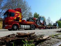 SCANIA R490 mit Tieflader für Sondertransport während der Beladung; 160506