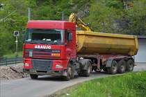 . Am 17.05.2016 fhrt diesr DAF 95 XF Sattelzug eine Grobaustelle an um dort mit Schotter beladen zu werden.