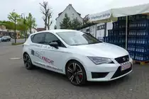 Seat Leon als Werbeträger für das Autohaus  STALLKNECHT , gesehen in 36088 Hünfeld im Mai 2016