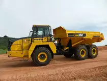 Nagelneuer Komatsu HM 300-3 der beim Bau der Ortsumgehung Konz-Könen eingesetzt wird, 22.05.2016