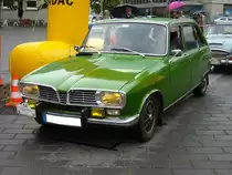 Renault 16. 1965 - 1980. Für die Produktion dieses Modelles wurde eigens ein Werk in der Normandie errichtet. Diese Schräghecklimousine war richtungsweisend für alle anderen Autohersteller. Hier wurde ein R16 TS mit Automaticgetriebe abgelichtet. Der 
4-Zylinderreihenmotor leistet 83 PS aus 1565 cm³ Hubraum und verhilft dem Wagen zu einer Höchstgeschwindigkeit von 165 km/h. Mülheim an der Ruhr am 22.05.2016.