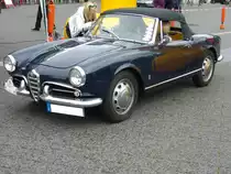 Alfa Romeo Giulietta Spider. 1955 - 1965. Hier wurde ein Wagen des Modelljahres 1961 im Farbton blumedio abgelichtet. Der 4-Zylinderreihenmotor leistet 80 PS aus 1290 cm³ Hubraum. Mülheim an der Ruhr am 22.05.2016.