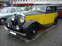 Bentley 3.5 Litre Saloon. 1933 - 1936. Der 3.5 Litre war in etlichen Karosserieversionen, auch von berühmten Karosserieschneidern, lieferbar. Insgesamt wurden nur 1177 Einheiten dieses Modelles produziert. Der abgelichtete Saloon mit Werkskarosserie hat einen
6-Zylinderreihenmotor, der aus 3669 cm³ Hubraum 105 PS leistet. Mülheim an der Ruhr am 22.05.2016.