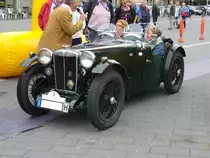 MG J2 Midget. 1932 - 1934. Von diesem urigen Roadster entstanden während der dreijährigen Produktionszeit über 2000 Stück. Der 4-Zylinderreihenmotor mit 850 cm³ Hubraum leistet 36 PS. Mülheim an der Ruhr am 22.05.2016.