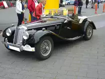 MG TF. 1953 - 1955. Der TF ist das letzte Modell aus der bereits 1936 vorgestellten T-Reihe. Der hier abgelichtete TF aus dem Modelljahr 1954 wird von einem 4-Zylinderreihenmotor, der aus 1466 cm³ Hubraum 63 PS leistet. Mülheim an der Ruhr am 22.05.2016.