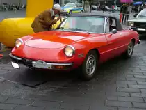 Alfa Romeo Spider der zweiten Serie. 1969 -1982. Hier wurde ein US-Reimport abgelichtet. Dieses ist an den seitlichen Begrenzungsleuchten erkennbar. Motorisiert war der Spider grundsätzlich mit einem 4-Zylinderreihenmotor. Hier konnte der Kunde zwischen folgenden Hubräumen wählen: 1290 cm³ mit 89 PS, 1570 cm³ mit 98 PS, 1779 cm³ mit 118 PS und 1962 cm³ mit 132 PS. Mülheim an der Ruhr am 22.05.2016.