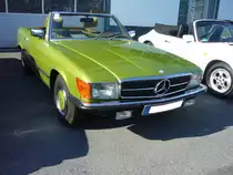 Mercedes Benz R107. 1971 - 1989. Die Baureihe R107 erhielt während der neunzehnjährigen Produktionszeit etliche kleinere Facelifts und Änderungen in der Motorisierung. Hier wurde ein von 1974 bis 1985 gebauter 280 SL abgelichtet. Der 6-Zylinderreihenmotor hat einen Hubraum von 2746 cm³ und leistet 177 PS. Der Wagen ist im seltenen Farbton citrusgrünmetallic lackiert. Ratingen am 08.05.2016.